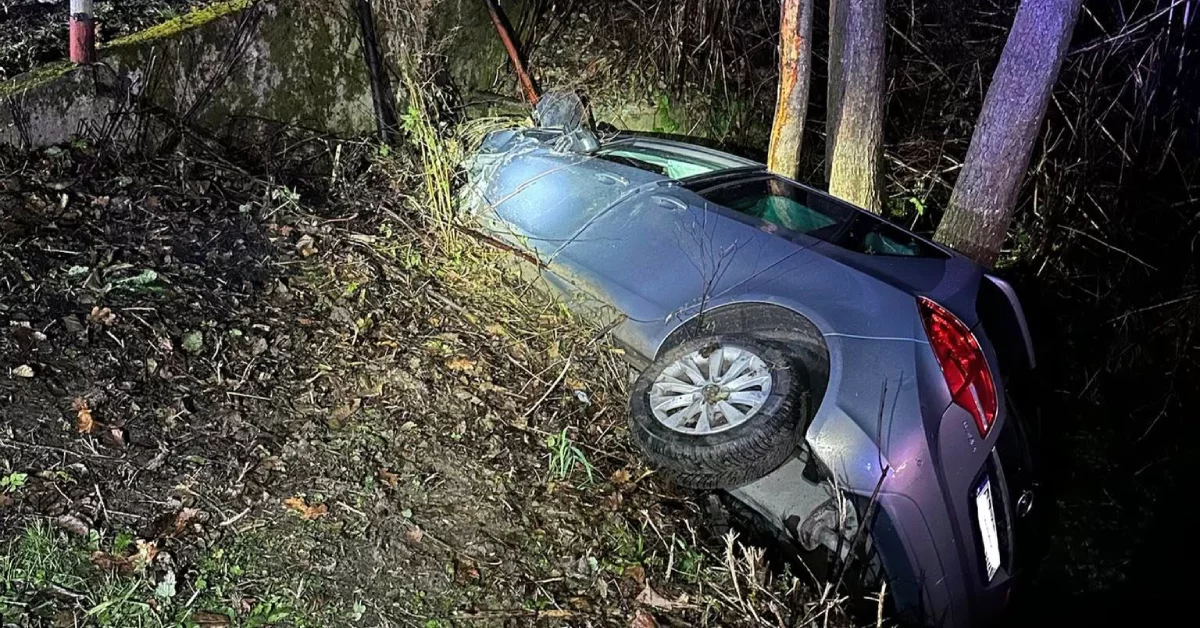 Wypadek w regionie. Wjechał do rowu i uderzył w betonowy przepust [ZDJĘCIA]