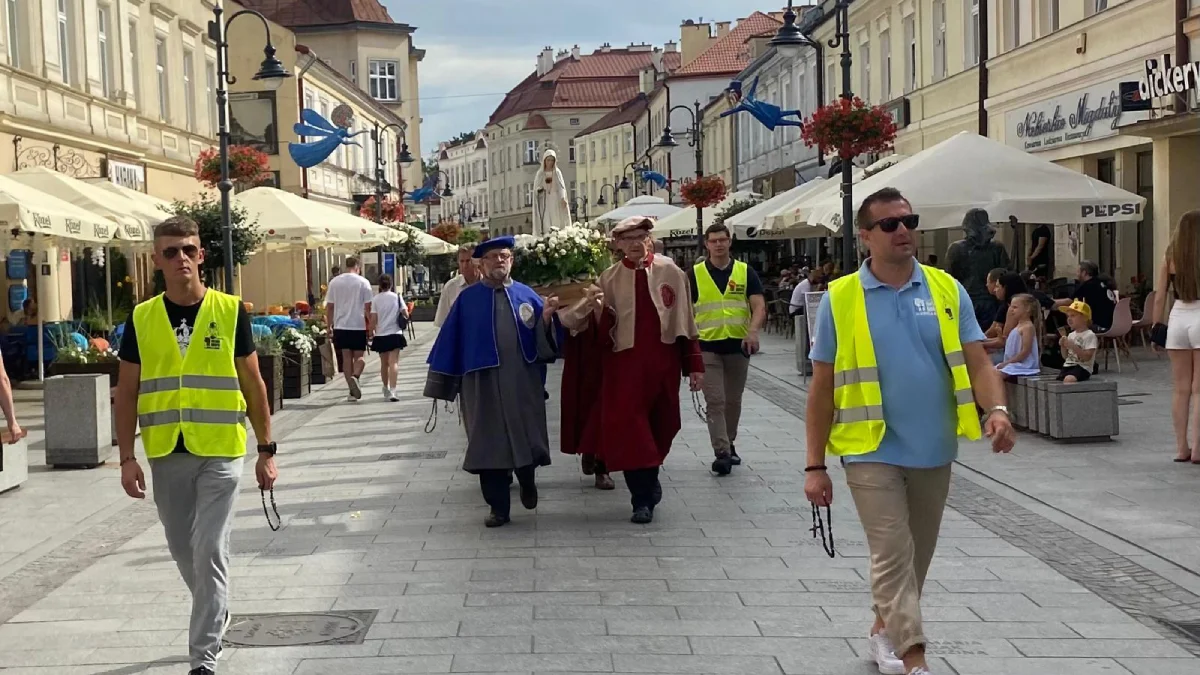 Katolicy wyszli na ulicę! Męski różaniec przeszedł rzeszowskimi drogami [ZDJĘCIA]