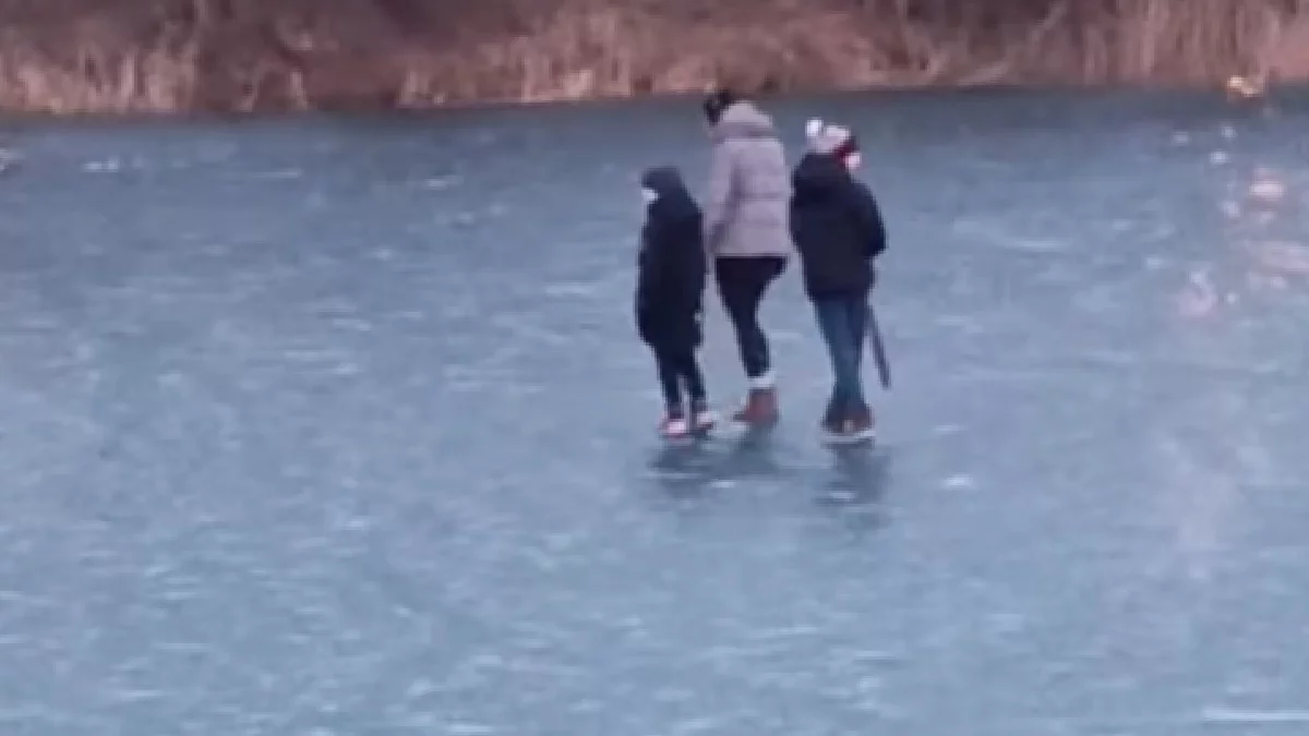 Spacerowali z dziećmi po zamarzniętym jeziorze Żwirownia. Bezmyślność nie zna granic [WIDEO]