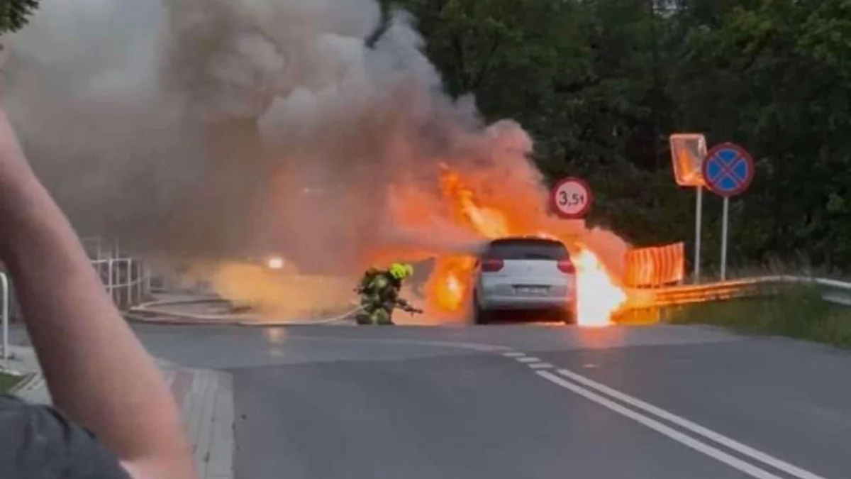 Pożar samochodu w Rzeszowie na Słocinie. Droga całkowicie zablokowana [ZDJĘCIA]