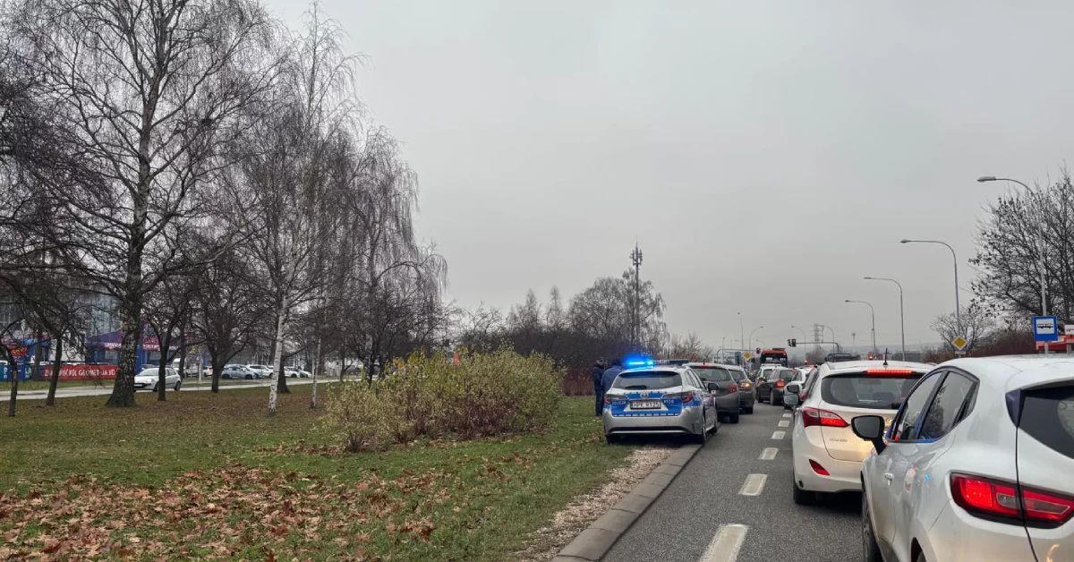 Przedwigilijny chaos na drogach Rzeszowa. Dachowanie i kolizje sparaliżowały ruch [ZDJĘCIA]