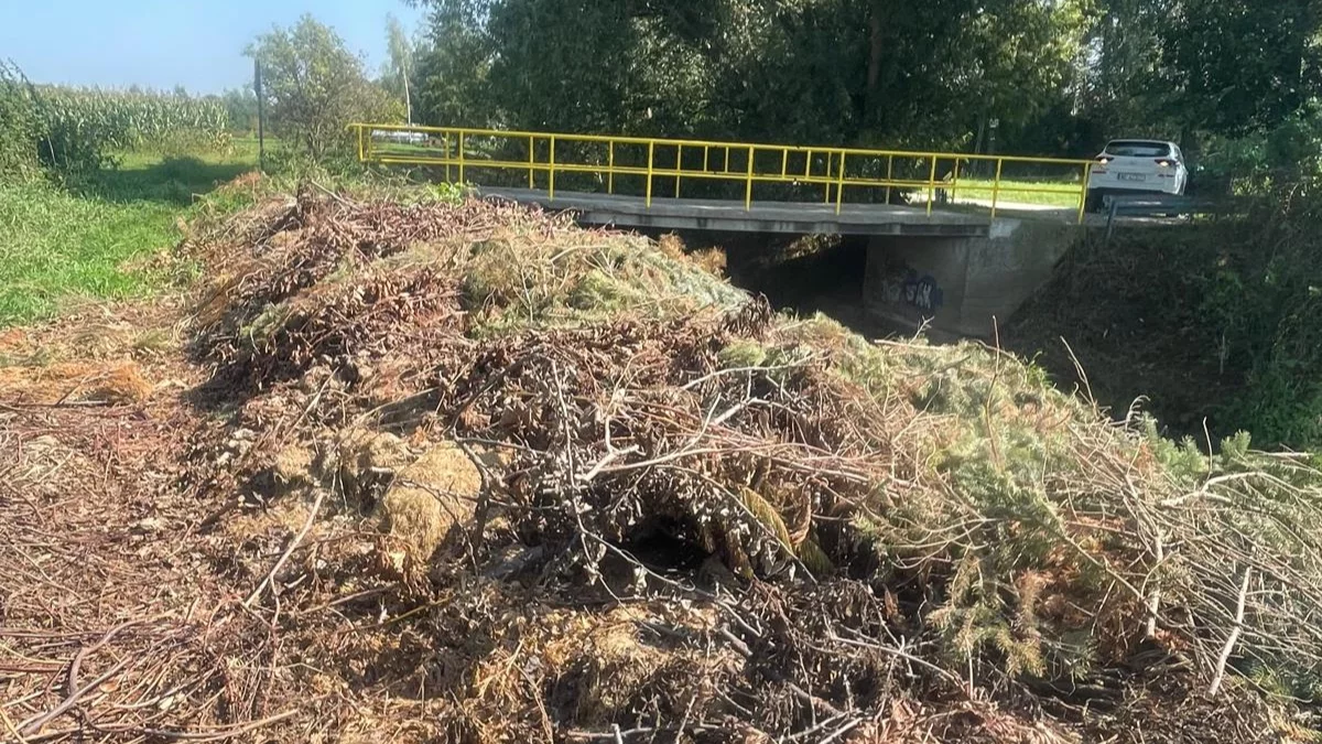 Nielegalne wyrzucanie odpadów do rzeki w powiecie rzeszowskim