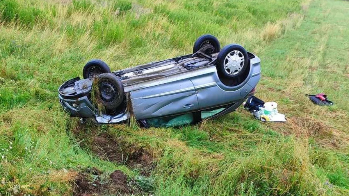 Śliska droga i deszcz = dachowanie pojazdu
