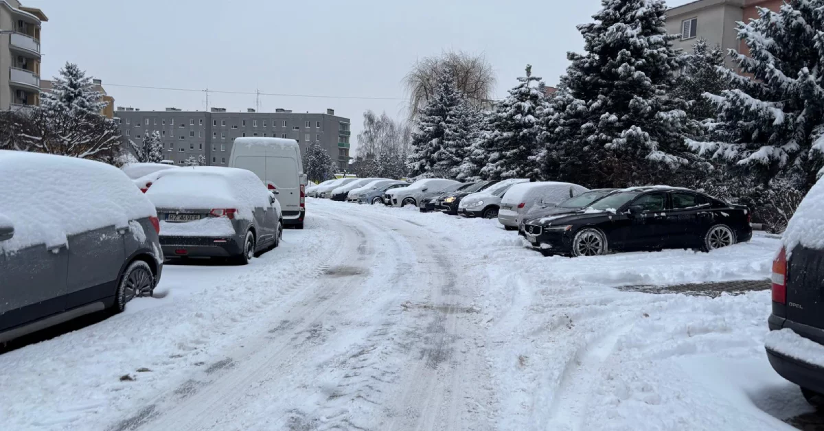 Zamiecie śnieżne i intensywne opady śniegu w Rzeszowie oraz powiecie rzeszowskim. IMGW ostrzega