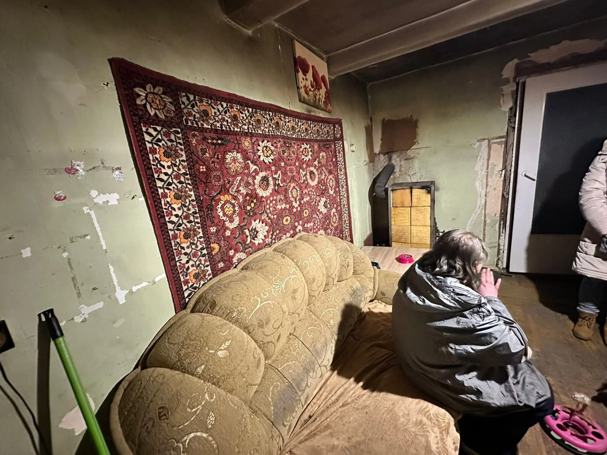 Poprosiła o drewno i koce. Została wyśmiana. Pani Madzia o wielkim sercu mieszka w bardzo ciężkich warunkach