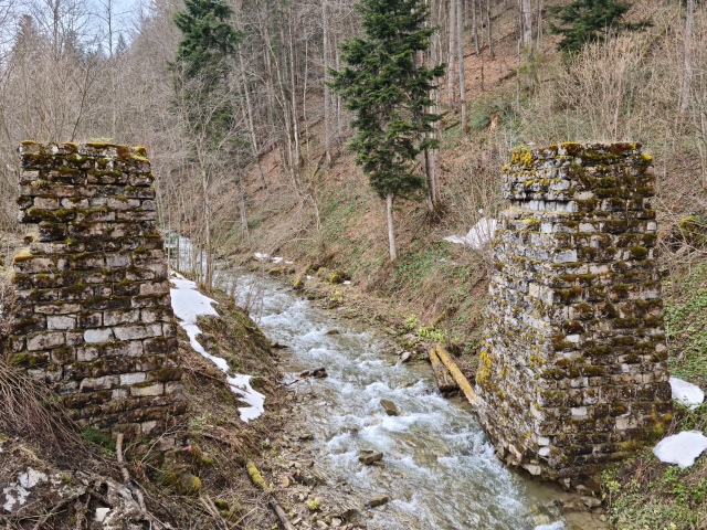 filary-mostu-kolejki-waskotorowej