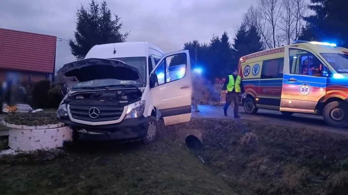 Groźnie wyglądający wypadek. Dziewięć osób w pojeździe