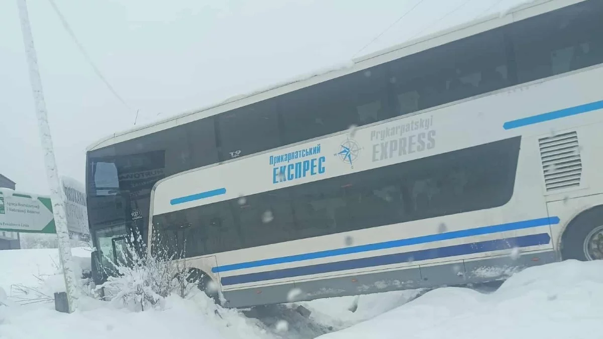 Autokar przeleciał nad rowem i utkwił na skraju drogi [ZDJĘCIA]