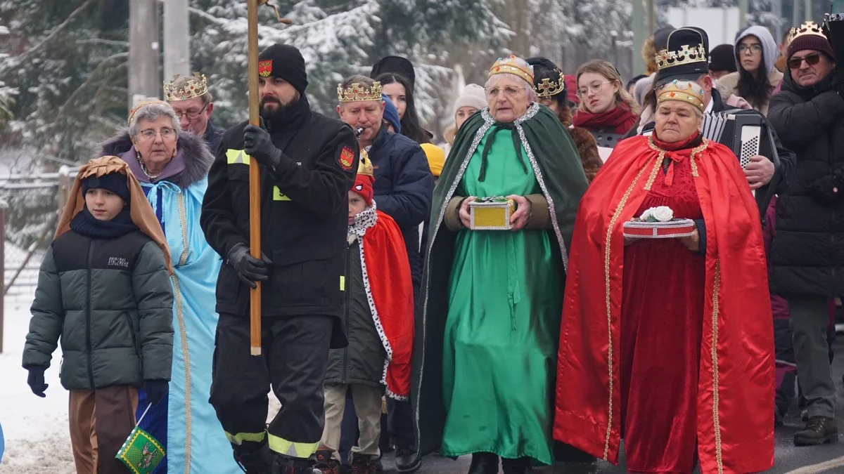 Tradycja, która łączy. Orszak Trzech Króli po raz kolejny przeszedł przez Olszanicę [ZDJĘCIA]