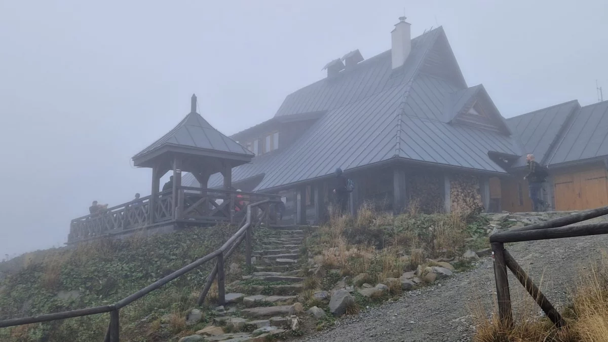 Jesienne Bieszczady w deszczu i mgle. Turyści chętnie wyruszają na szlaki [ZDJĘCIA]