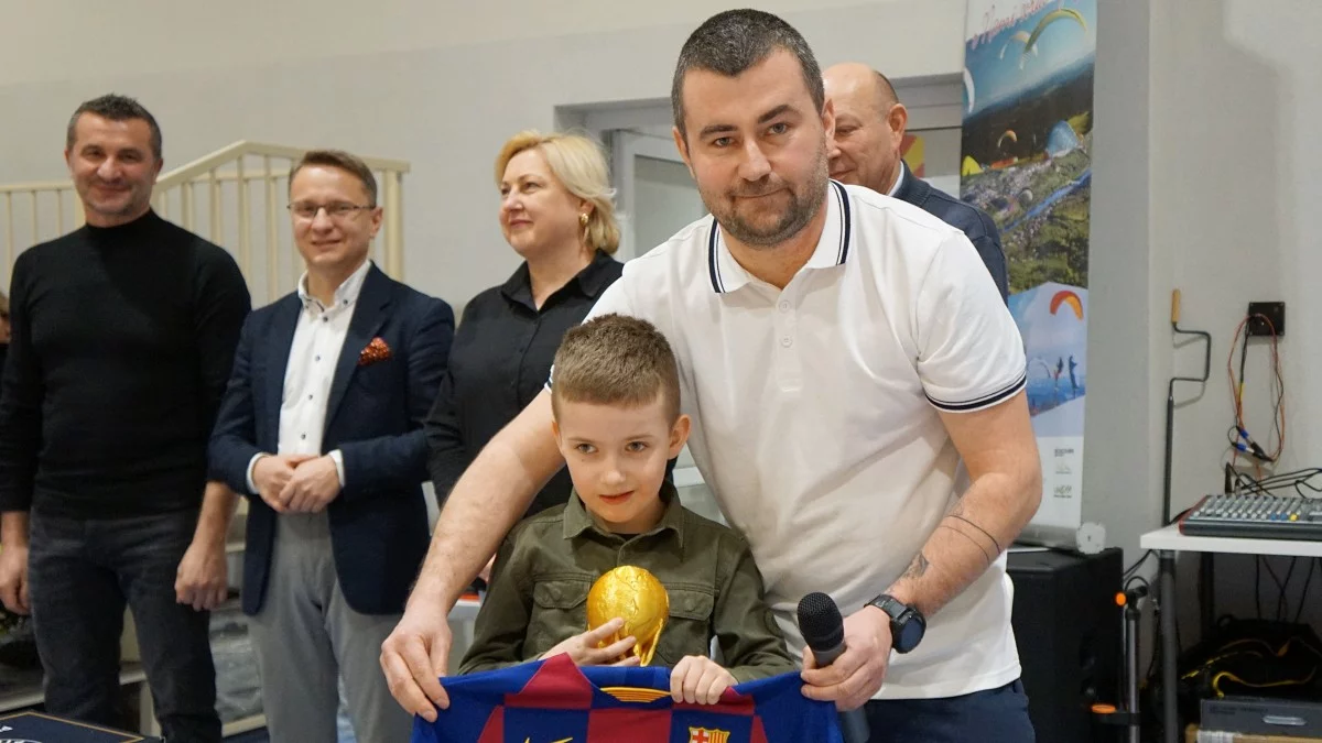 Piłkarskie emocje dla szczytnego celu. Turniej charytatywny w Lesku [ZDJĘCIA]