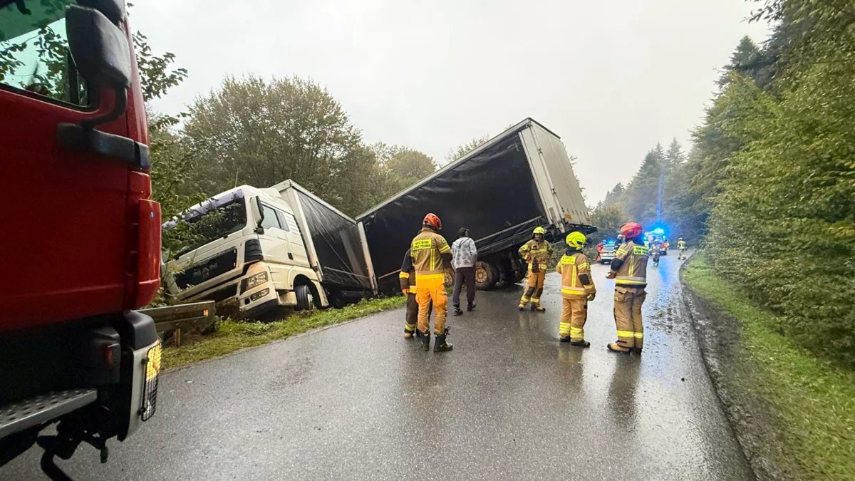 Groźny wypadek w Bieszczadach. Samochody osobowe i ciężarówka w rowie [ZDJĘCIA]