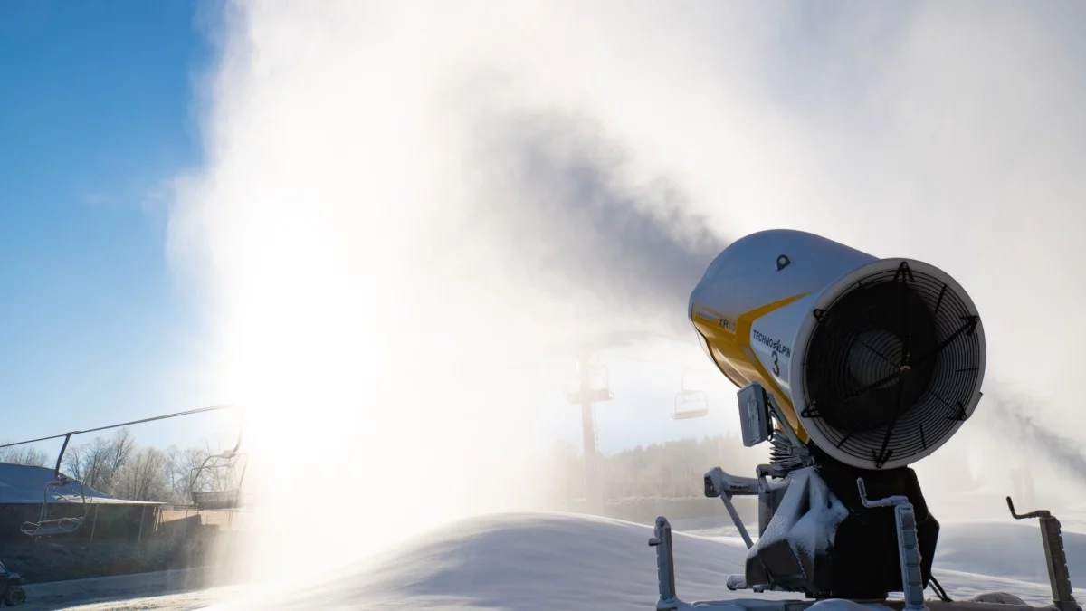 Niższe temperatury dają nadzieję na start sezonu. Bieszczadzkie stoki intensywnie naśnieżane