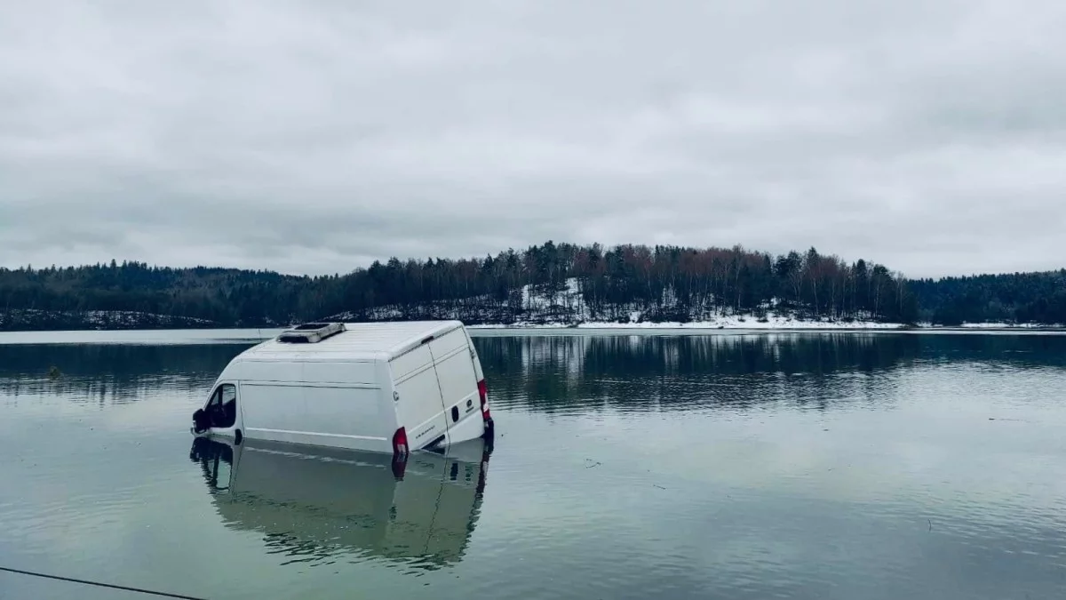 Samochód wpadł do Jeziora Solińskiego. Pojawiło się wiele spekulacji