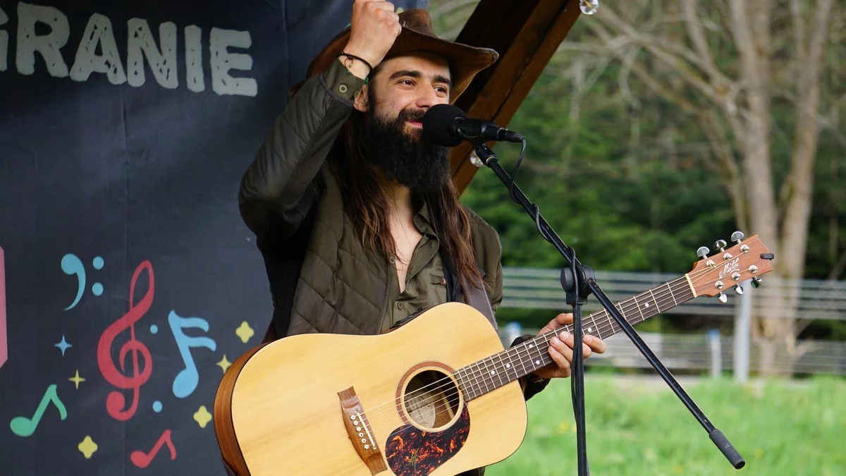Nie o byciu „kimś”, ale o byciu sobą. Prapremiera z Pawłem Lewandowskim w Bieszczadach