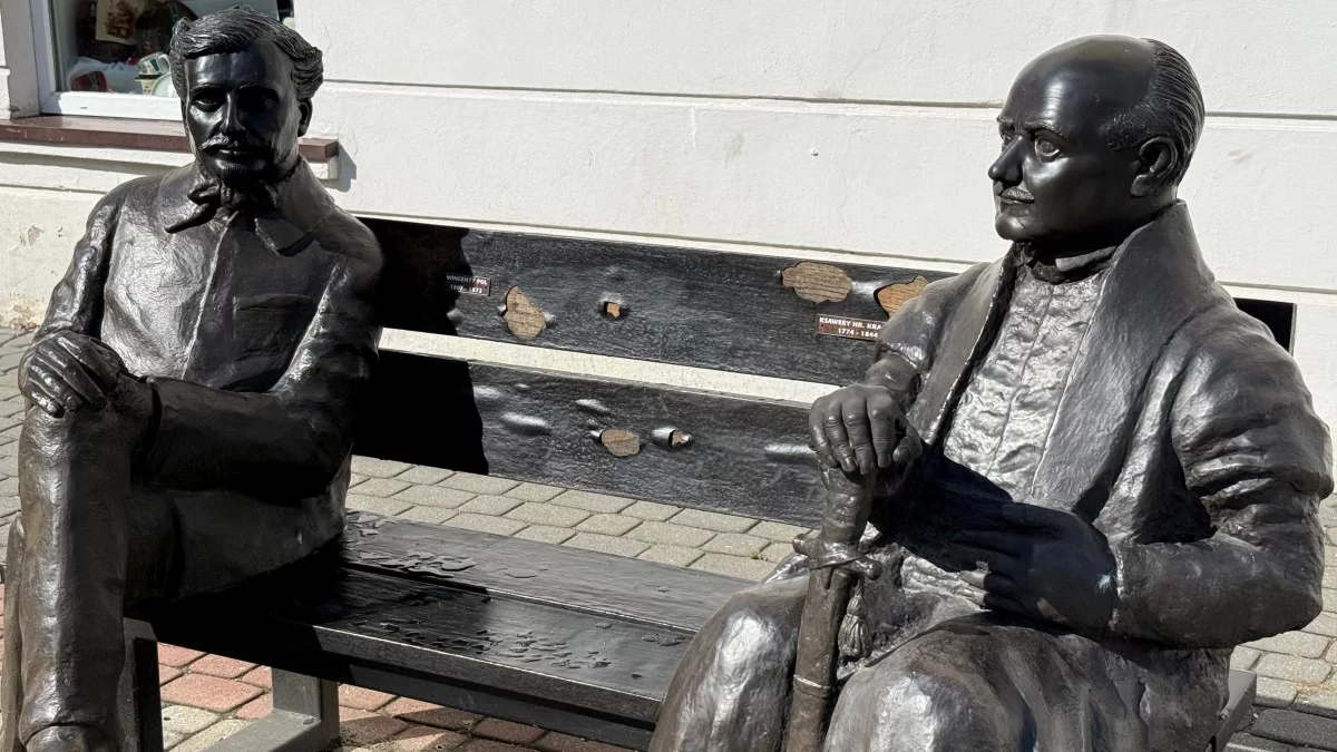 Zasiedli na ławeczce i bacznie obserwują codzienne życie miasta [ZDJĘCIA]