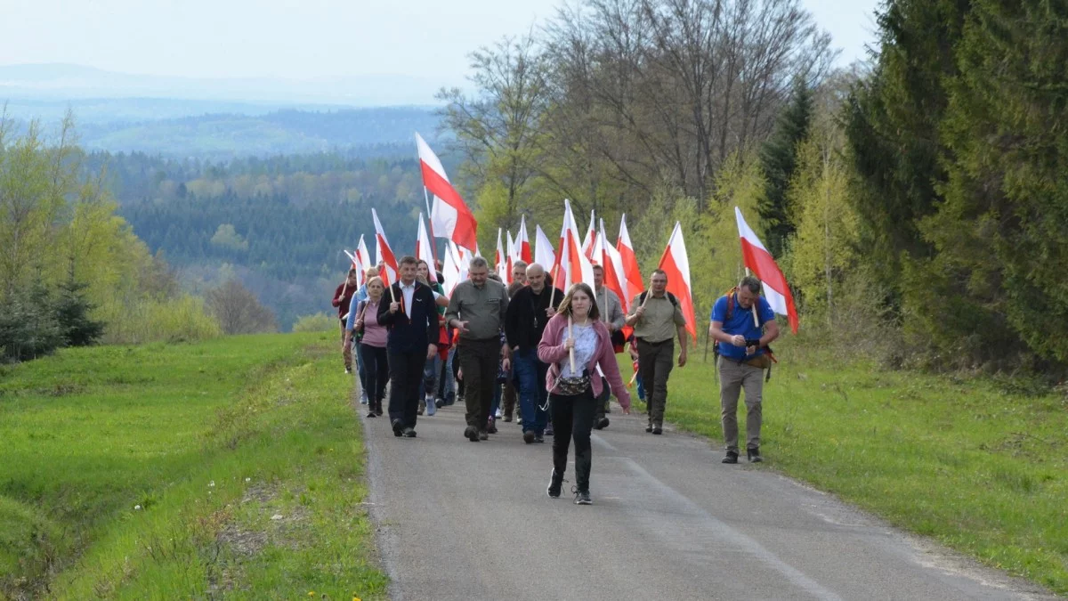 W barwach narodowych w kierunku wieży widokowej na Holicy. Bieszczady świętują Dzień Flagi