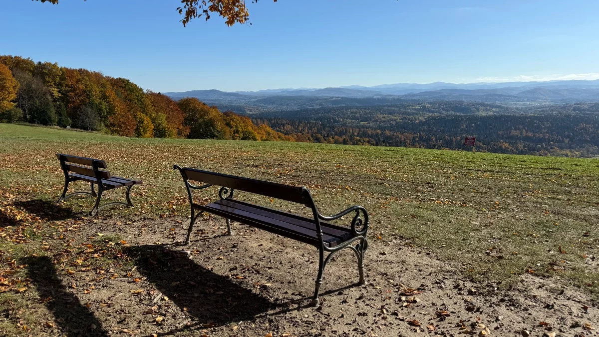 Na ten punkt widokowy nie trzeba się „wdrapywać”, a widoki na Bieszczady są piękne