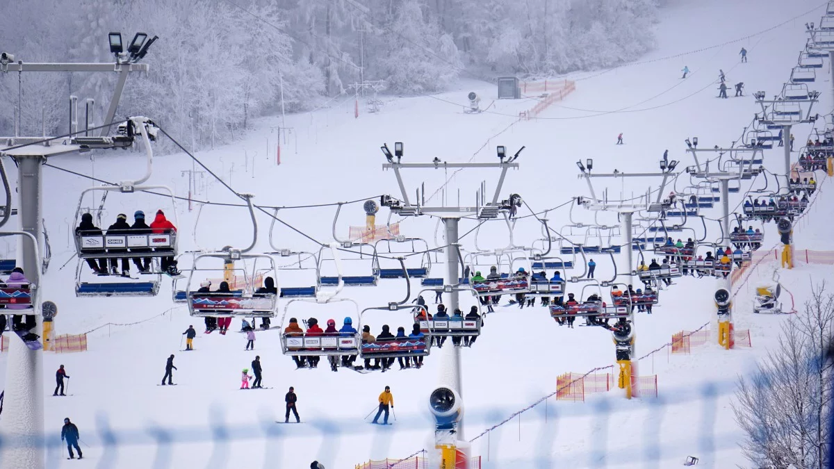 Sezon narciarski w Bieszczadach rozpoczęty. Pierwsi narciarze już na stokach [ZDJĘCIA]