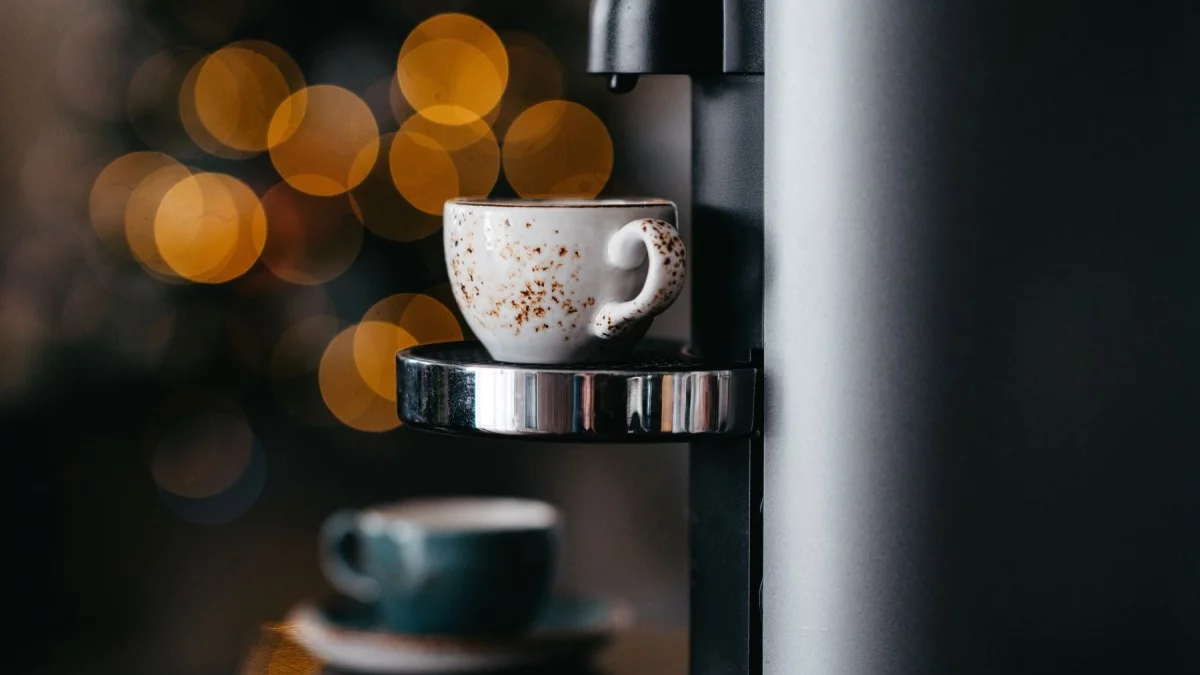 Nie tylko smak, ale i zysk. Jak nowoczesny ekspres do kawiarni optymalizuje pracę i zwiększa marżę