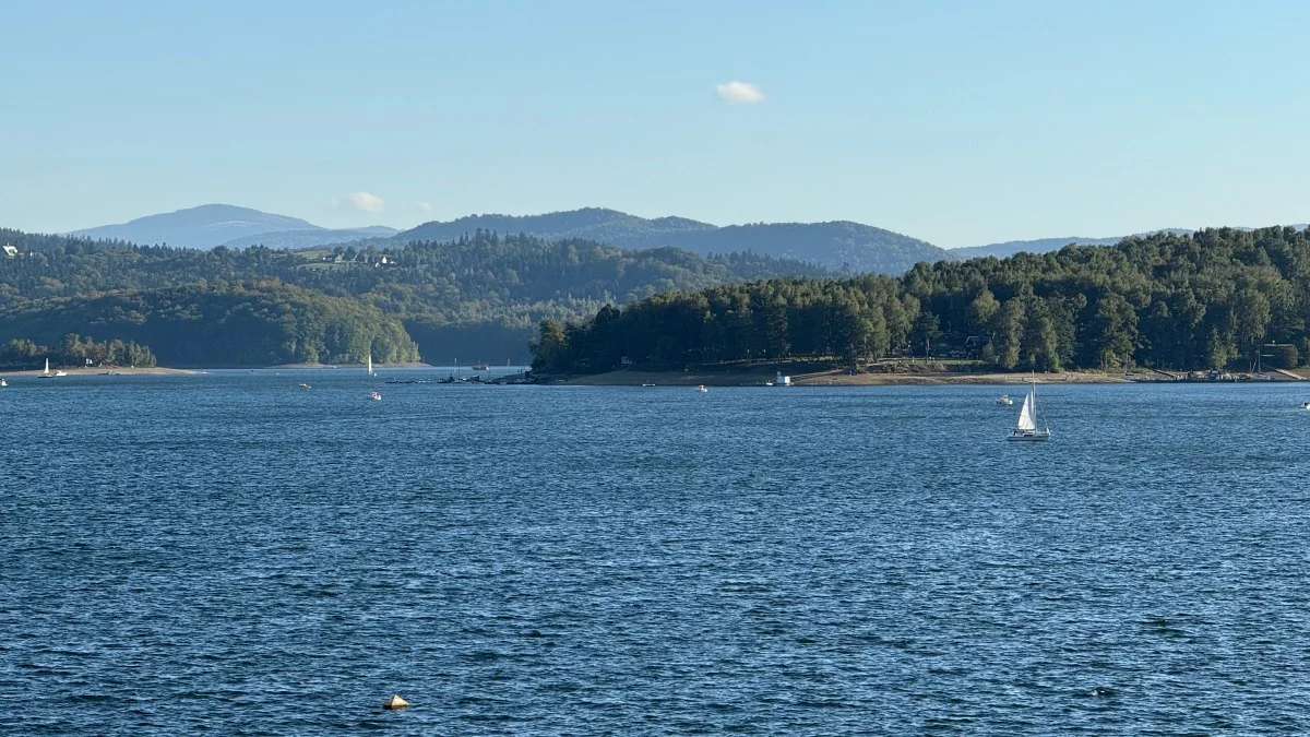 To jezioro uznawane jest za jedno z najpiękniejszych. Zachwyca swoimi walorami [ZDJĘCIA]