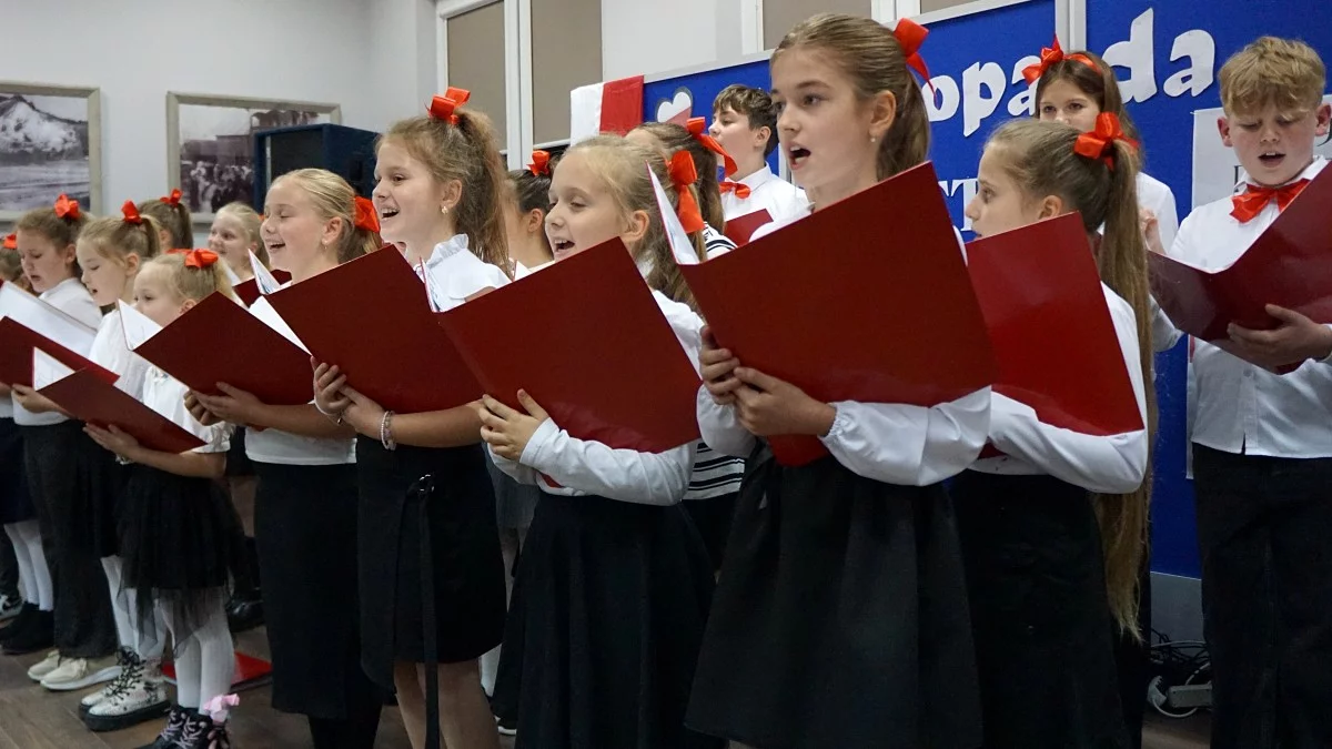 Wieczór pełen patriotyzmu w Bóbrce. Uczniowie pokazali, co znaczy miłość do Ojczyzny [ZDJĘCIA, WIDEO]