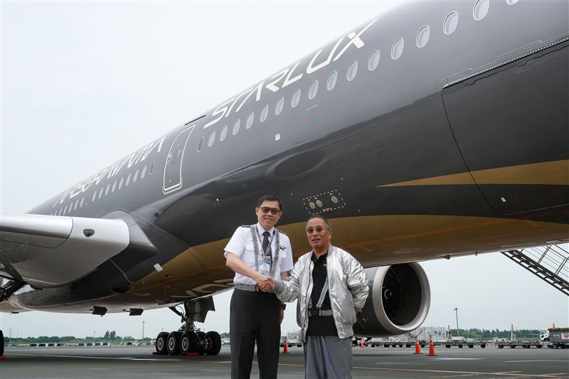 空山基親臨成田機場迎接這架自己與星宇航空共同打造的藝術機。星宇航空提供