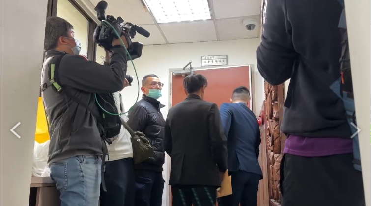 ▲檢調上午9點半左右前往高金素梅位於立法院青島二館辦公室搜索。翻攝畫面