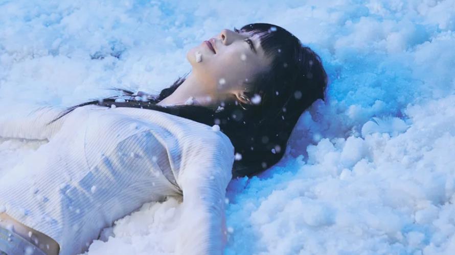 白安新歌感性回顧 躺雪堆找童年憧憬