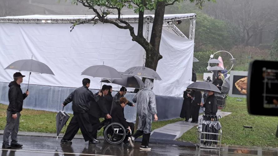 酷龍搭檔也來了！姜元來坐輪椅現身跨海出席儀式