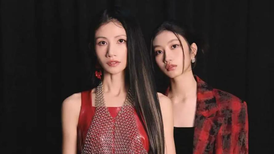 李千娜母女同台首曝光！顧穎顏值震撼網友「根本姐妹不是母女」