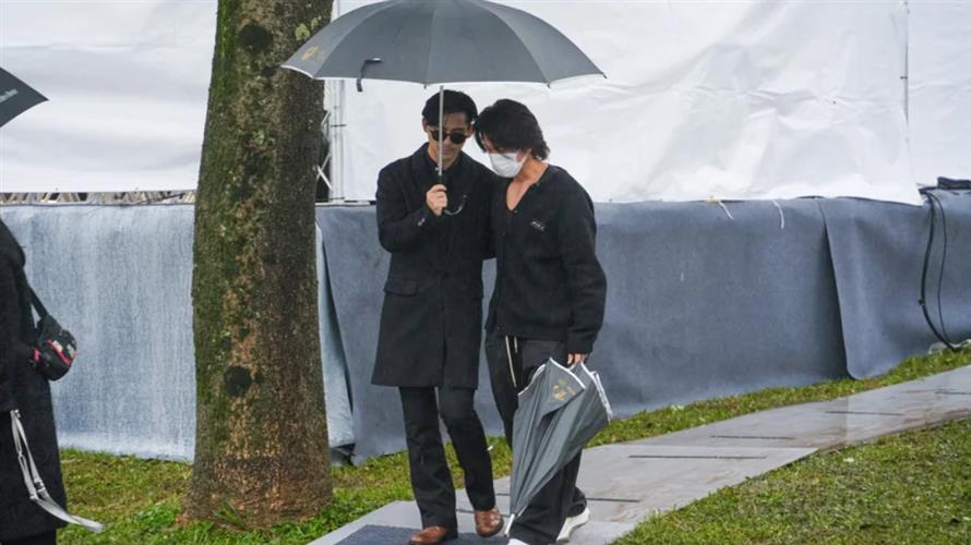 言承旭悲痛現身大S雕像揭幕 仔仔全程攙扶「心碎畫面曝光」