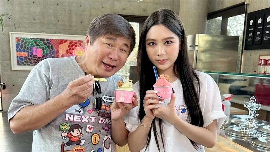 胡瓜孫女Emma成「流量密碼」！祖孫同框吸近200萬觀看　網狂敲碗組主持搭檔