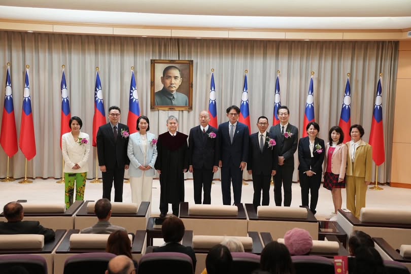 ▲民眾黨六位新科遞補立委洪毓祥、蔡春綢、王安祥、邱慧洳、陳清龍、李貞秀今日在大法官陳忠五監誓下宣誓就職。主席黃國昌全程陪同,兩位留任的立委劉書彬、陳昭姿也一同辦理新會期報到程序。翻攝黃國昌臉書