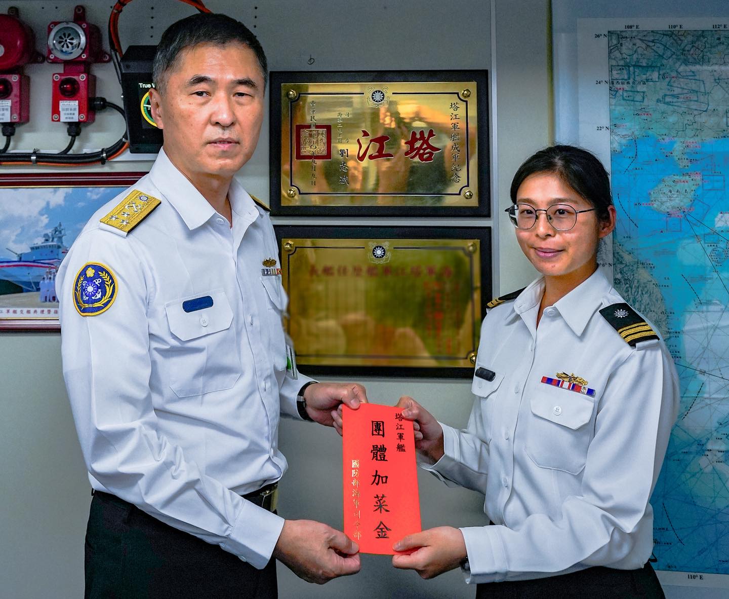 ▲蔣正國登上塔江軍艦致贈加菜金。翻攝中華民國海軍臉書