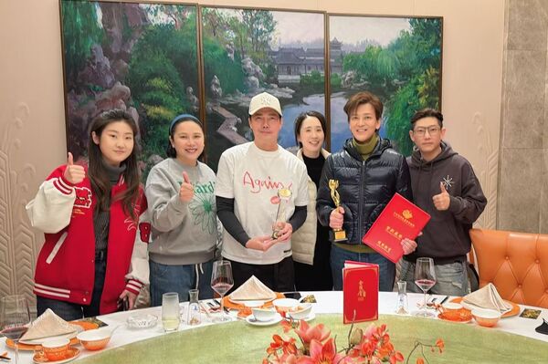 陳曉東首次拿到影帝，由於頒獎典禮取消，他改在餐桌上領獎。火爆娛樂提供