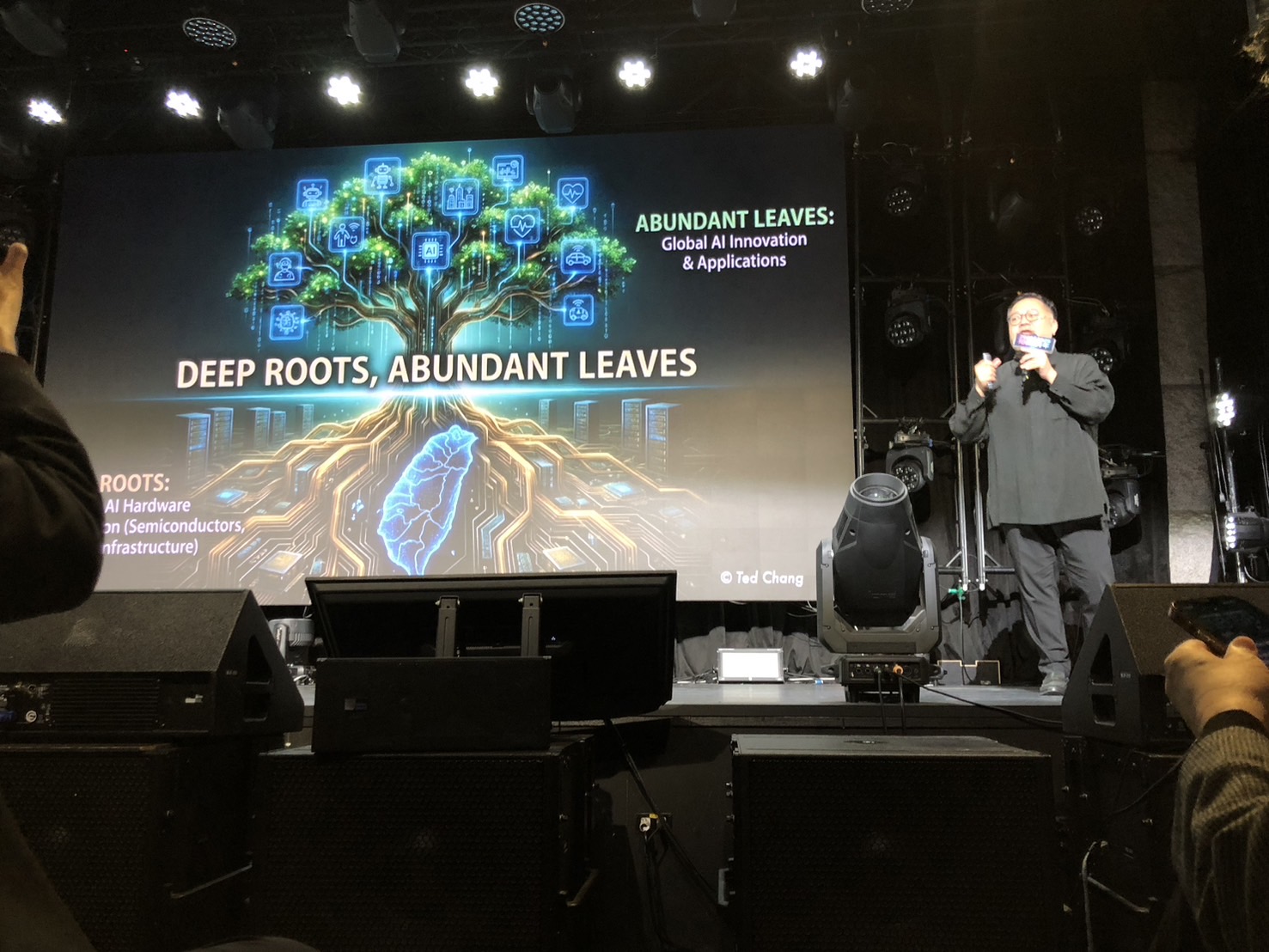 張嘉淵認為，AI 帶來的衝擊本質上是一場「創世紀」，人類需掌握主動權。張麗娜攝