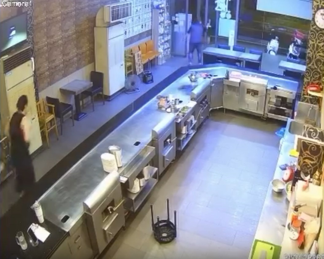 ▲台南鐵板燒師傅撲街掉褲，男客嚇跑還回頭拍。翻攝Threads