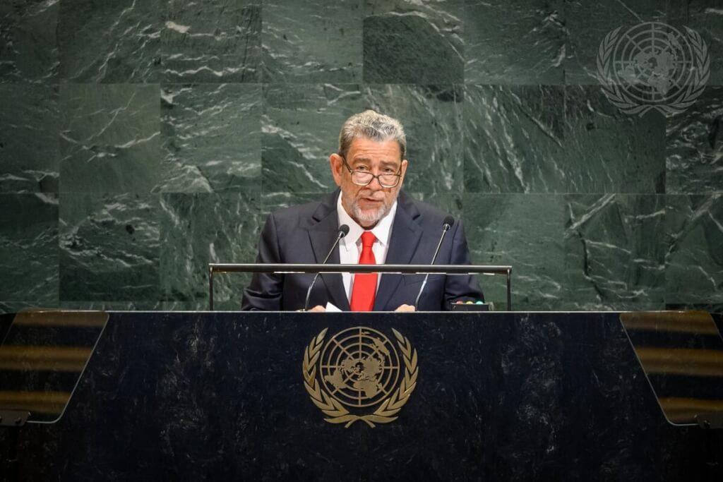 聖文森及格瑞那丁總理龔薩福26日在聯合國大會總辯論發言。翻攝x.com/Journal_UN_ONU