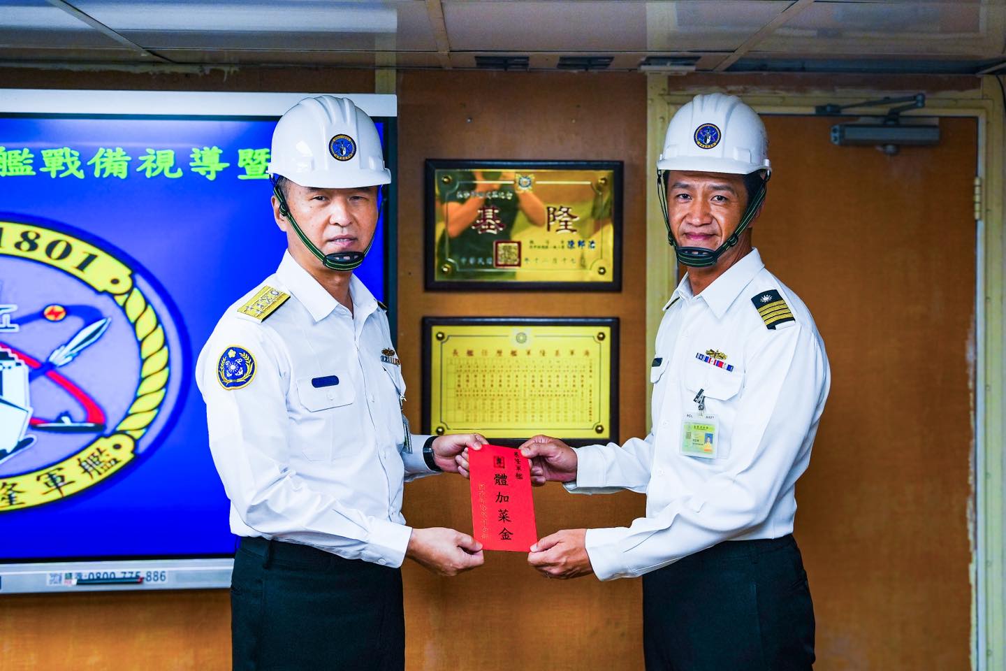 ▲蔣正國向正在維保的基隆艦致贈加菜金。翻攝中華民國海軍臉書