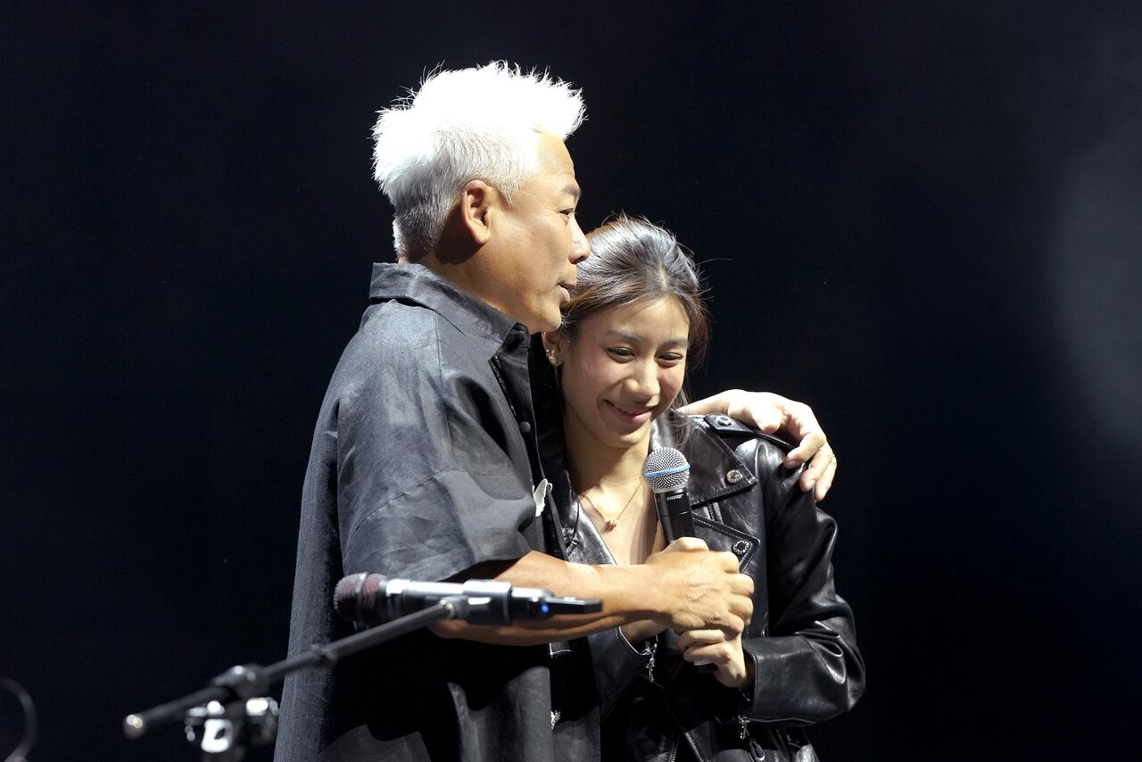 ▲巫啟賢大女兒巫詠歡驚喜登台。（圖／卡司娛樂提供）