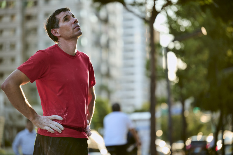 ▲美國極限攀岩好手艾力克斯霍諾德（Alex Honnold）今天早上9點挑戰徒手攀爬台北101。Netflix提供