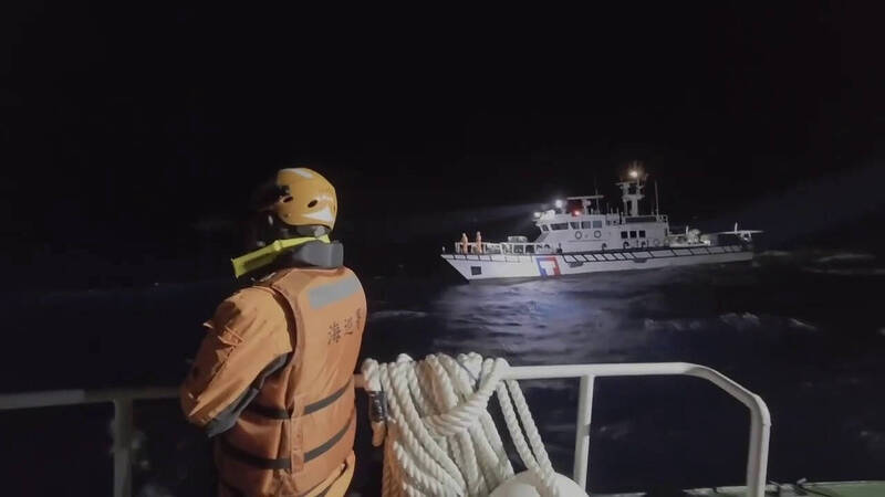 飛官辛柏毅駕駛F-16V戰機夜訓失聯，內政部、國防部等各單位陸海空三方面全力搜救中。海巡署提供