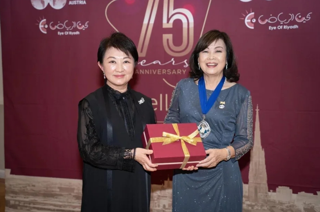 ▲台中市長盧秀燕（左）致贈紀念品給張麗莉（右），並承諾市府將力挺在台中舉辦的fiabci國際貿易交流會。台中市政府提供