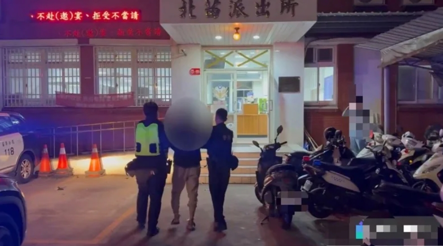 30歲何姓男子今天傍晚持長柄鐮刀在苗栗市區揮舞，1名婦人腰部疑被刀背擊中挫傷，警方據報隨即逮人，全案依傷害、恐嚇等罪嫌處理中。圖／民眾提供