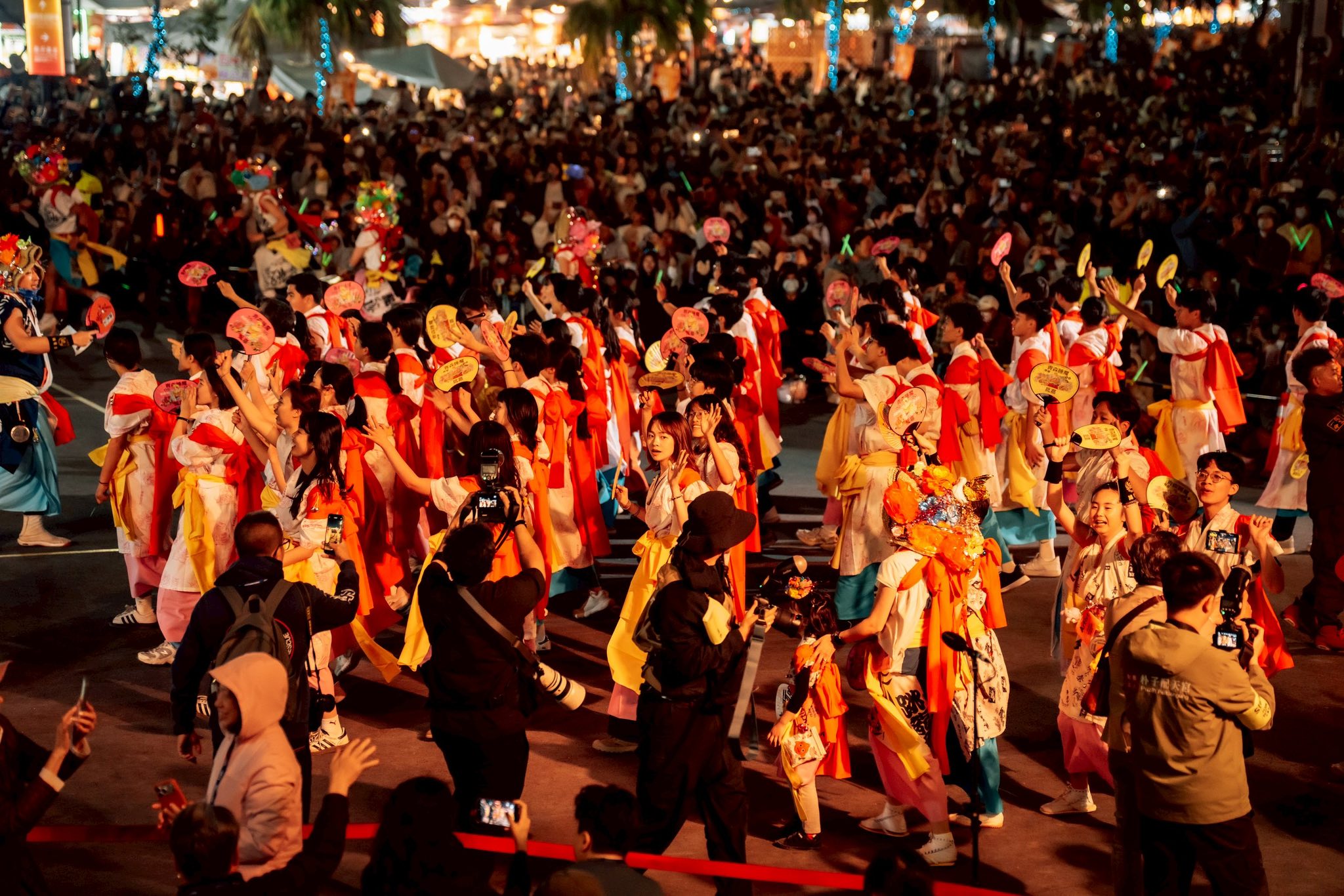 ▲由嘉義縣政府與中華文化總會攜手舉辦的「TEAM TAIWAN大遊行」，結合棒球熱潮與日本青森睡魔文化，成為燈會最受矚目的焦點活動。文總提供