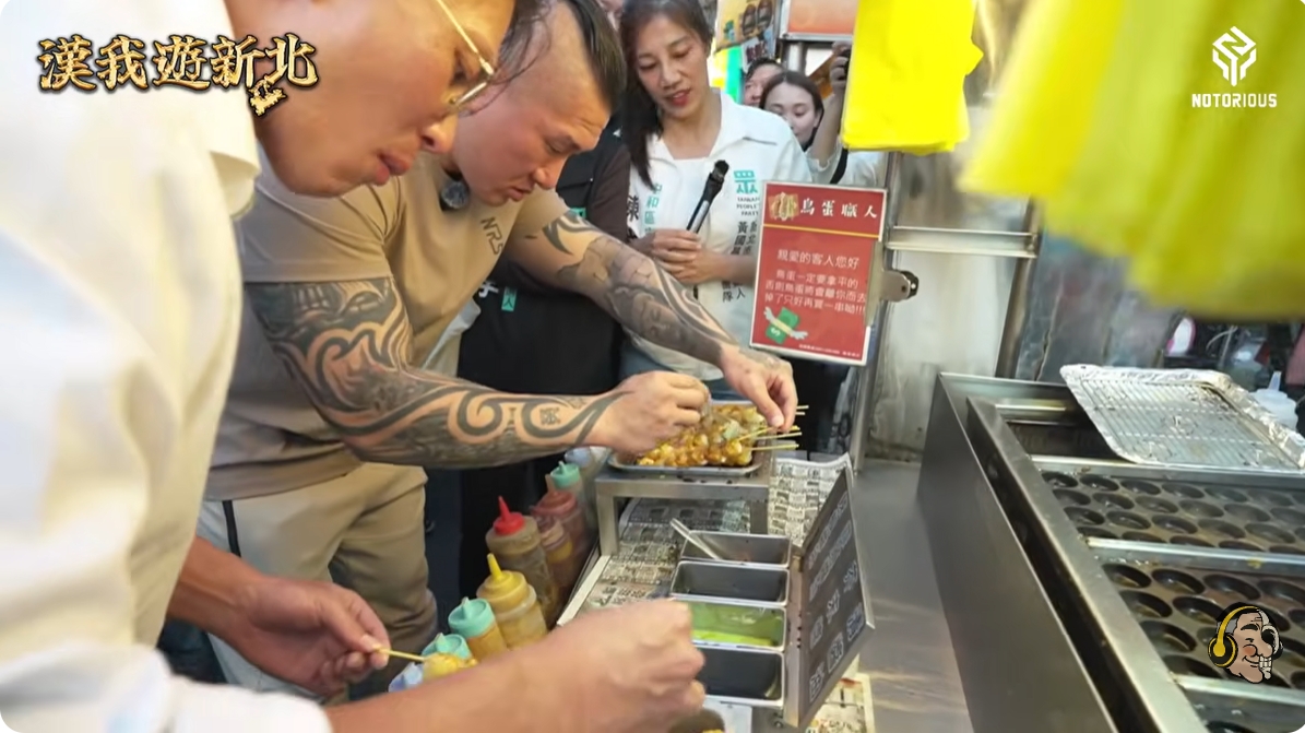 ▲黃國昌把吃過的鳥蛋放在醬料區刷醬，引起爭議。翻攝自YouTube