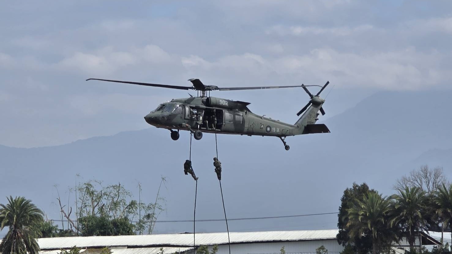 特戰人員從黑鷹直升機垂降。王烱華攝