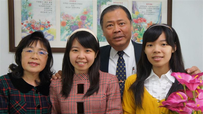  ▲陳光復與太太及兩個女兒於2014年合照。翻攝陳光復臉書