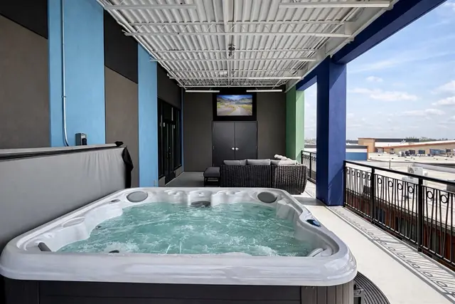 Ultra Luxury Nulu Penthouse Hot Tub Kings City Views: Private terrace hot tub